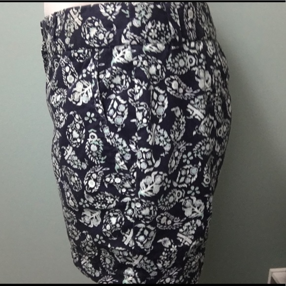 LOFT (Ann Taylor) Patterned Shorts - Size 4 - Picture 6 of 8